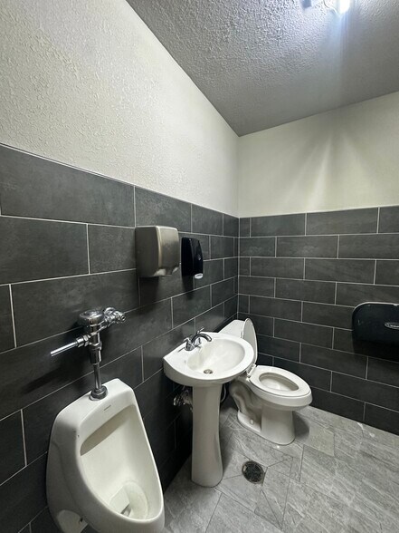 More Photos Of 1620 Carlisle Blvd SE, Albuquerque General Retail For Sale