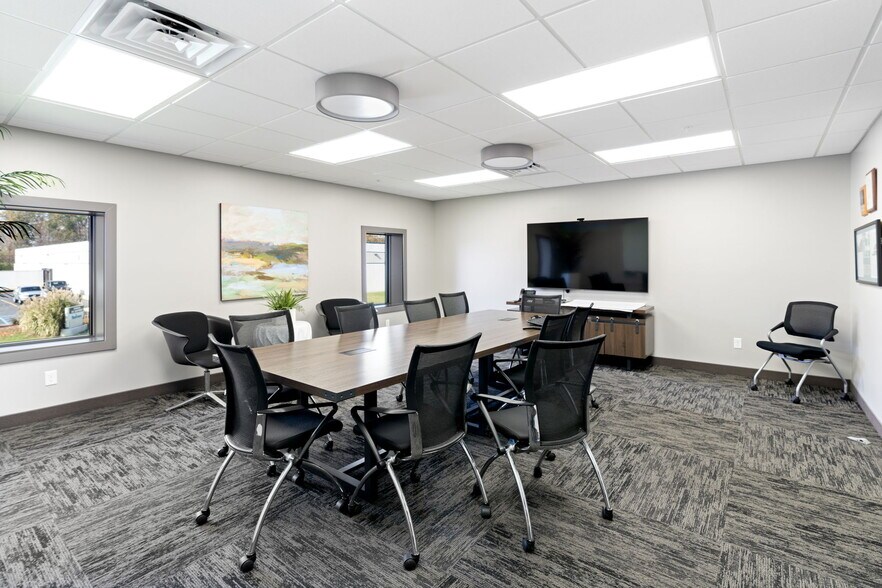 More Photos Of 3312 Gilmore Industrial Blvd, Louisville Warehouse For Lease