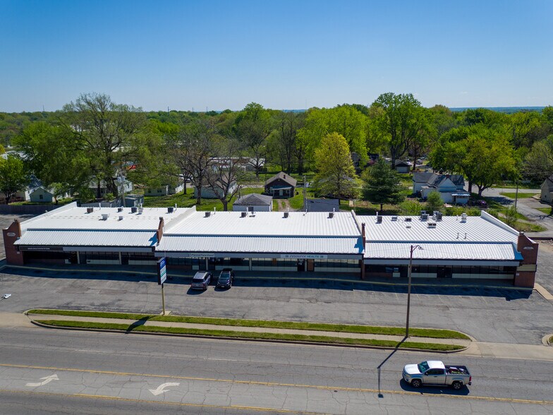 More Photos Of 815 N Noland Rd, Independence Unknown For Lease