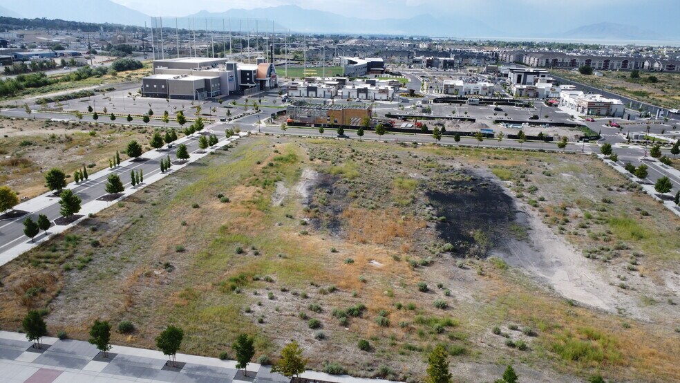 More Photos Of 634 N Mill Road, Vineyard Storefront Retail Office For Lease