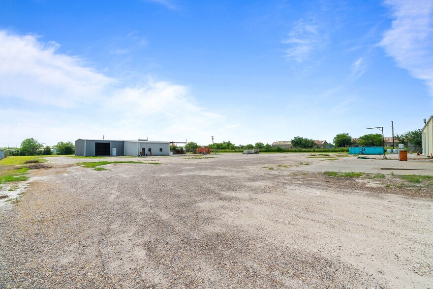 More Photos Of 2404 N US Highway 281, Alice Flex For Lease