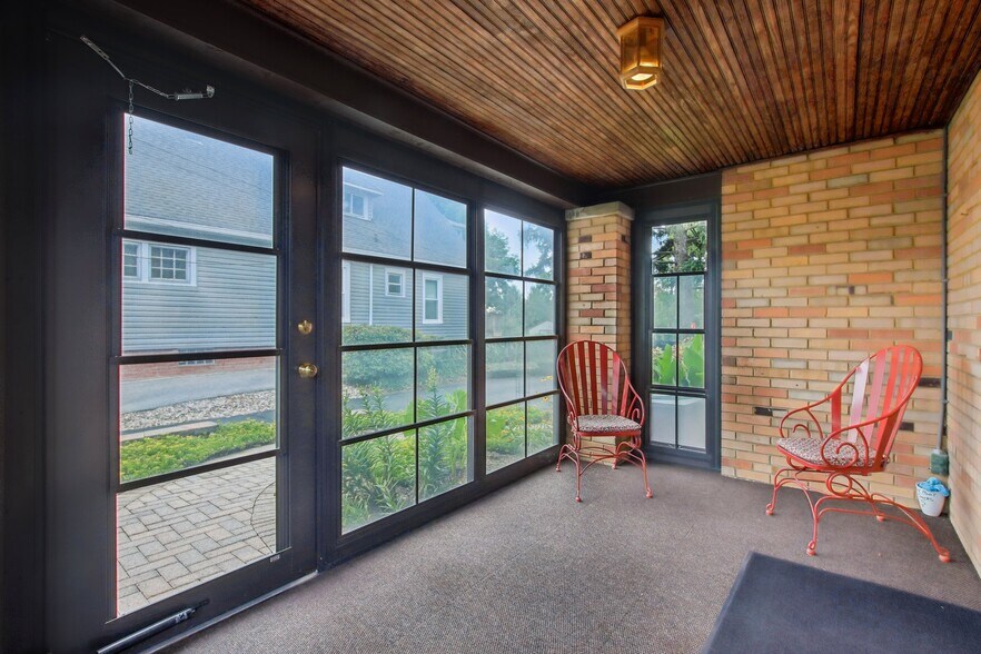 More Photos Of 399 W Main St, Greenwood Office For Sale