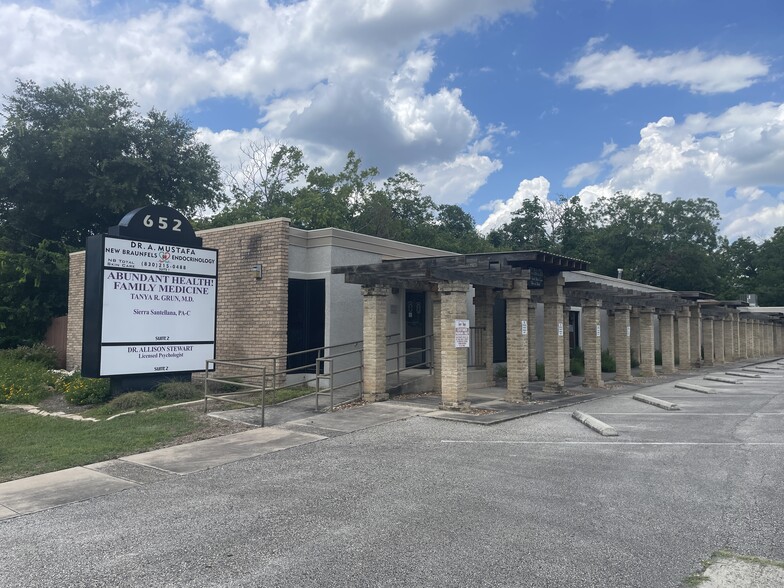 Primary Photo Of 652 N Houston Ave, New Braunfels Medical For Lease