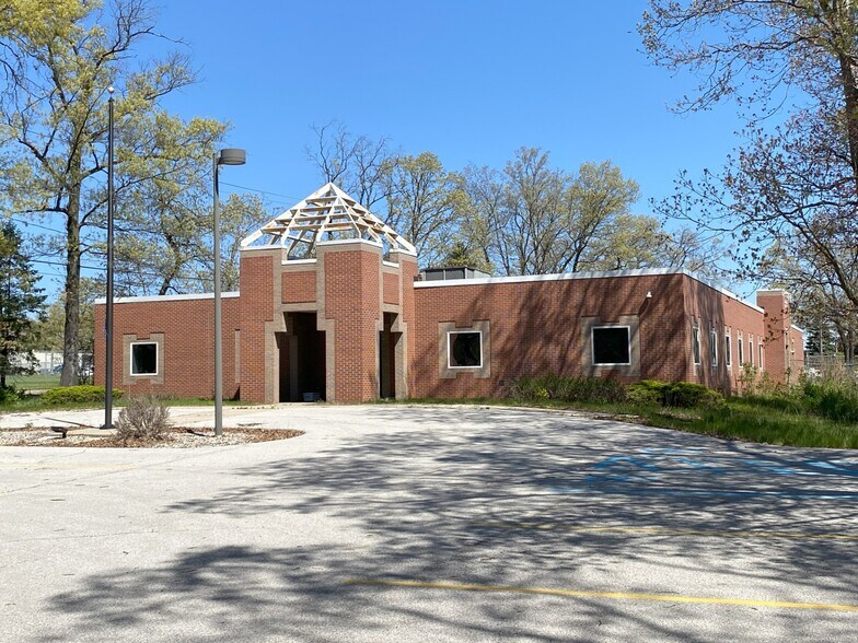 Primary Photo Of 2406 Roberts St, Muskegon Medical For Sale