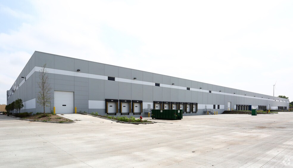 More Photos Of 901-939 E Park Ave, Libertyville Distribution For Lease