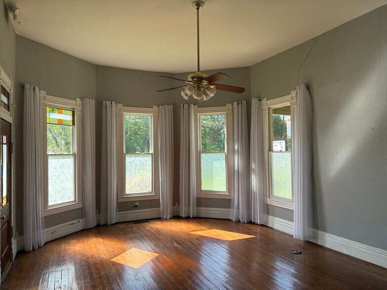 More Photos Of 612 S Rogers St, Waxahachie Office Residential For Sale