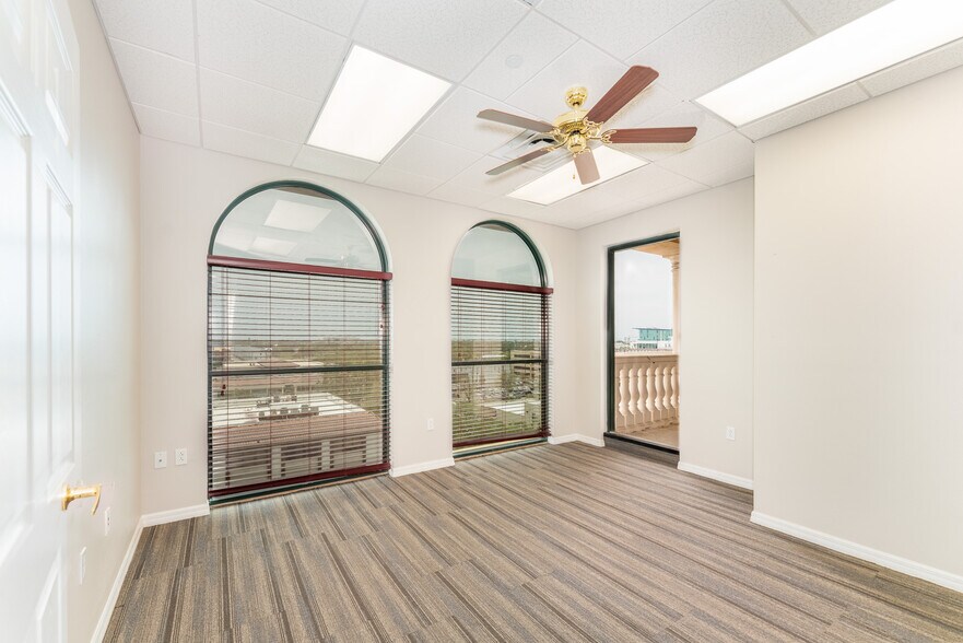 More Photos Of 1 S School Ave, Sarasota Medical For Lease