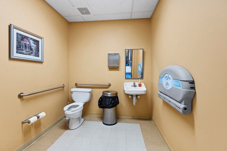 More Photos Of 202 Overland Dr, Greenwood Medical For Sale