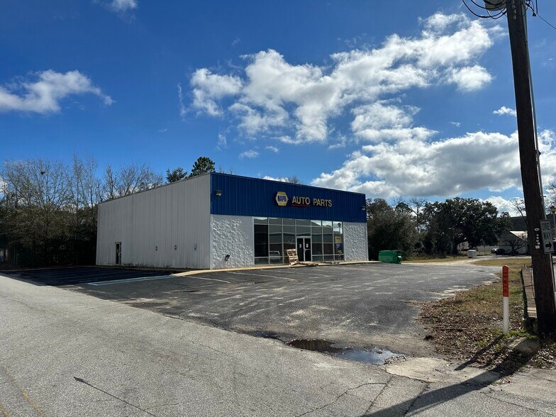 More Photos Of 114 4th St, Leesburg General Retail For Sale