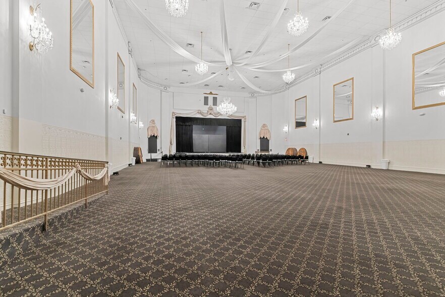 More Photos Of 138 E Market St, New Albany Lodge Meeting Hall For Sale