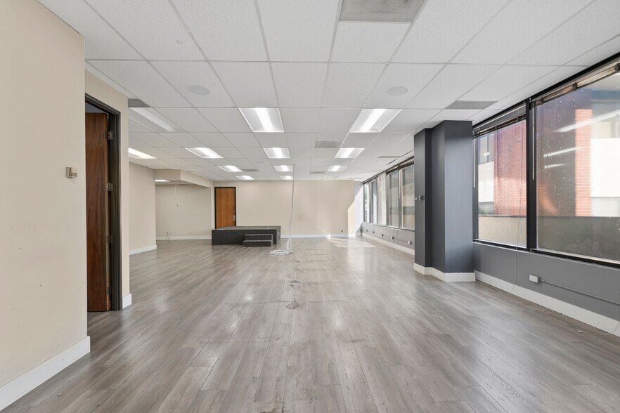 More Photos Of 14546 Hamlin St, Van Nuys Office For Sale