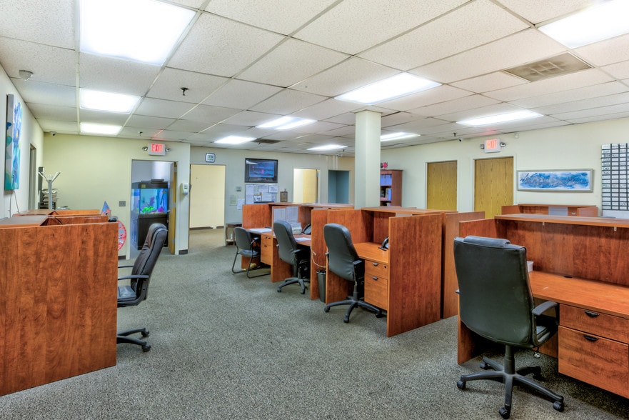 More Photos Of 110 Bi County Blvd, Farmingdale Light Distribution For Lease