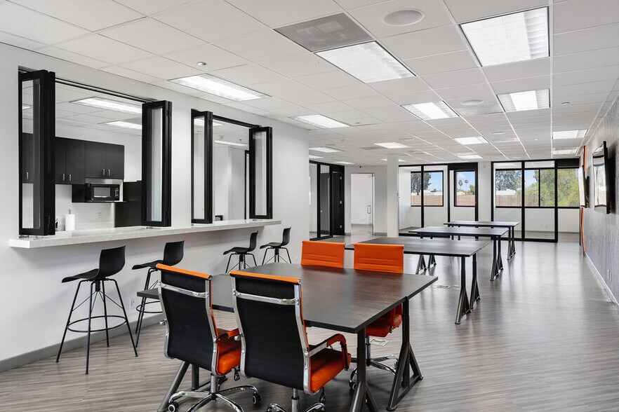 More Photos Of 15600-15650 N Black Canyon Hwy, Phoenix Office For Sale
