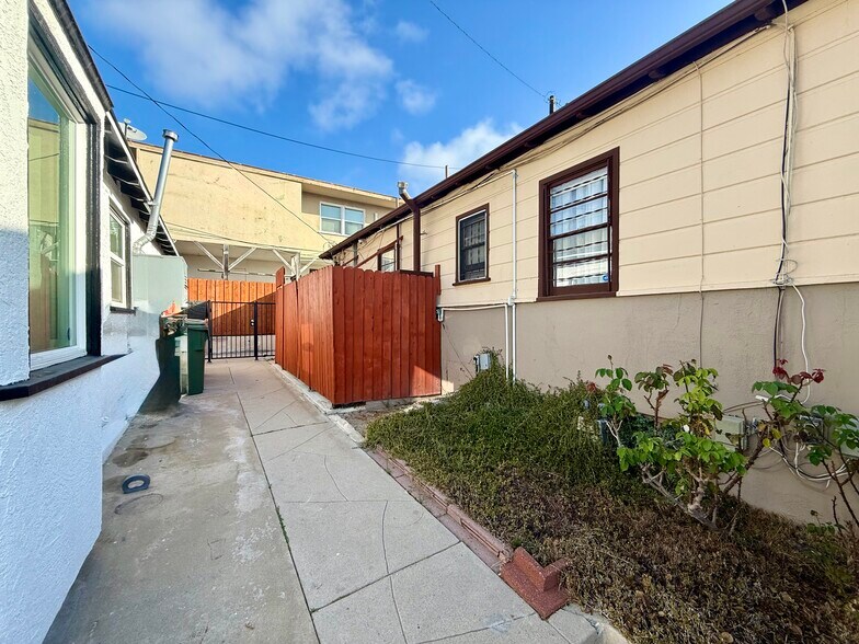 More Photos Of 107 W Fairview Blvd, Inglewood Medical For Lease