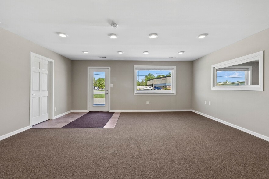 More Photos Of 1712-1714 Findlay Rd, Lima Office For Lease