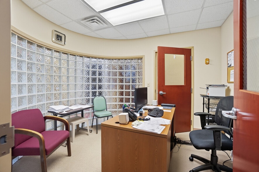 More Photos Of 916-920 W Market St, Lima Medical For Lease