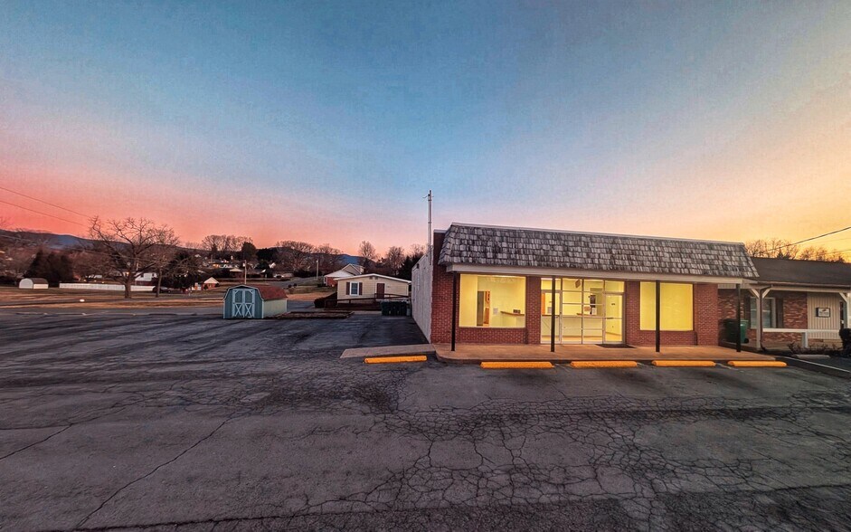 More Photos Of 1208 E Main St, Luray Flex For Sale