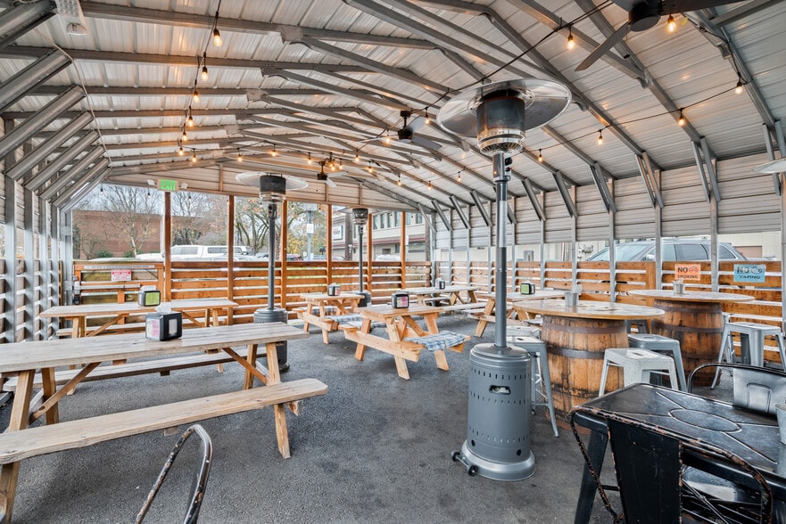 More Photos Of 1335 14th Ave, Longview General Retail For Sale