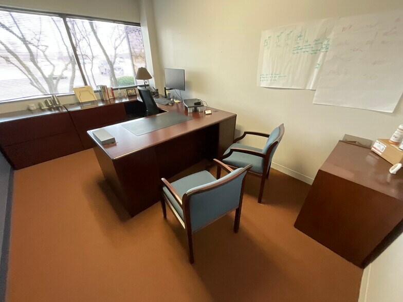 More Photos Of 2505 S Finley Rd, Lombard Office For Lease