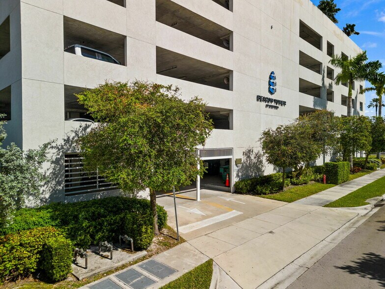 More Photos Of 20200 W dixie Hwy, Aventura Medical For Sale
