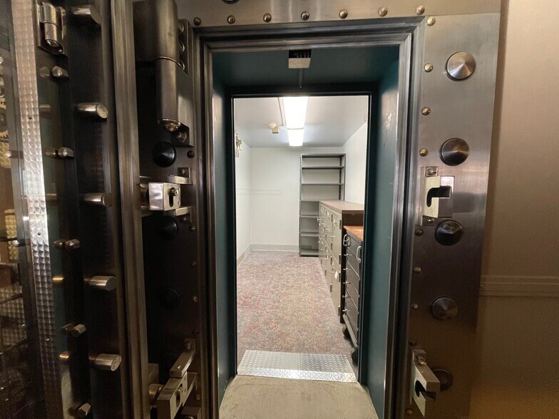 More Photos Of 300 E Main St, Pullman Bank For Sale