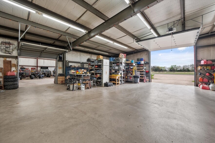 More Photos Of 613 2nd St, Kerens Light Manufacturing For Sale