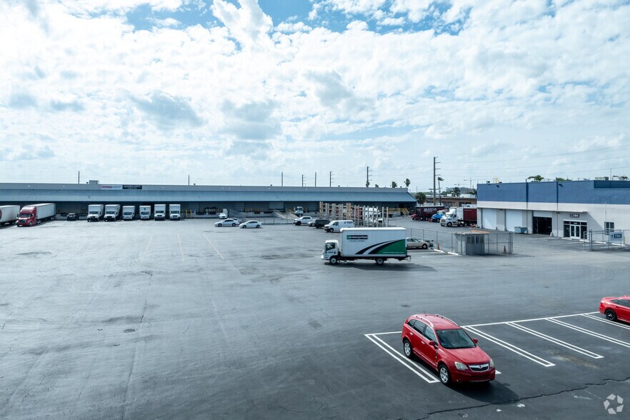 More Photos Of 7000 NW 32nd Ave, Miami Warehouse For Lease