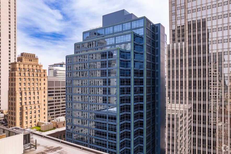 More Photos Of 10 S LaSalle St, Chicago Office For Lease