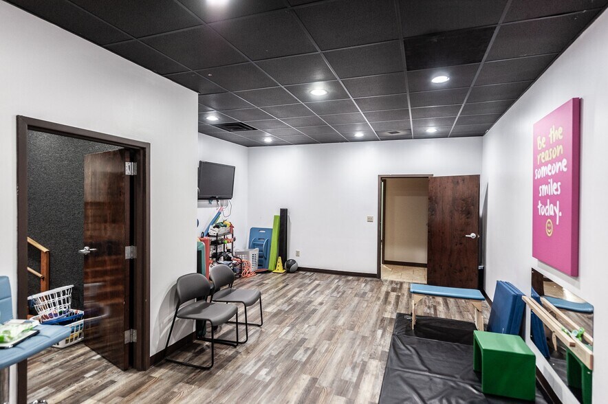 More Photos Of 20 Executive Park Dr, Hendersonville Loft Creative Space For Sale