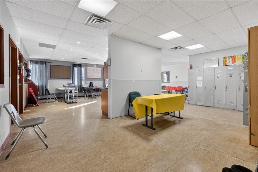 More Photos Of 11831 123 St NW, Edmonton Office For Sale