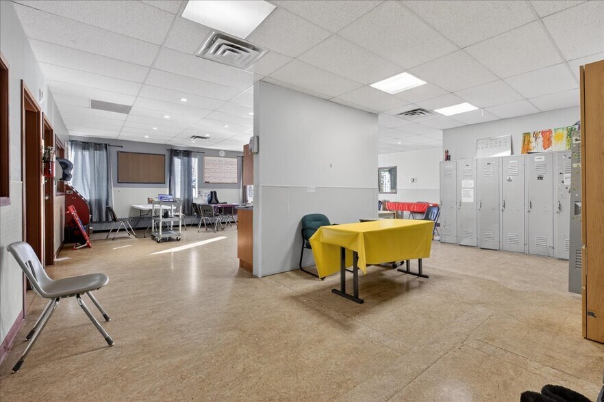 More Photos Of 11831 123 St NW, Edmonton Office For Sale