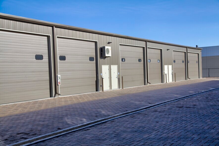 More Photos Of 560-580 Ames St, Lakewood Industrial For Sale