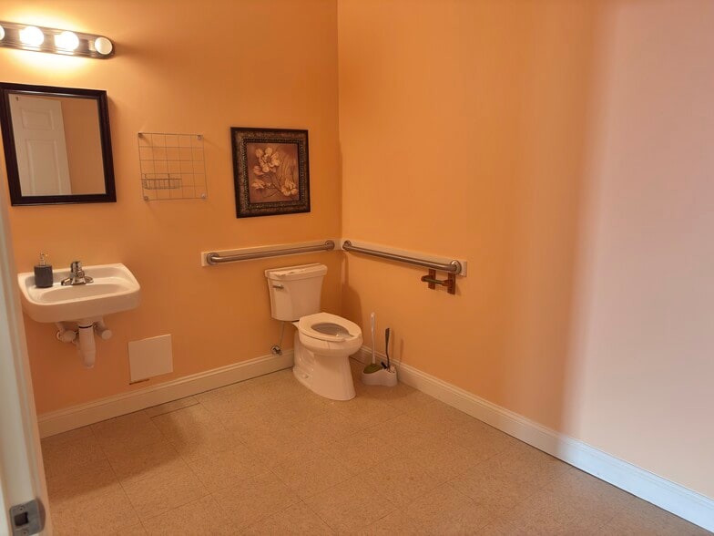 More Photos Of 4209 Oakwood Rd, Oakwood Office For Lease