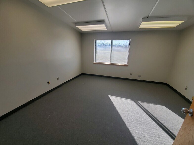 More Photos Of 2690 Fleur Dr, Des Moines Office For Lease