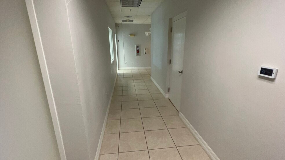 More Photos Of 4940 Bayline Dr, North Fort Myers Warehouse For Lease