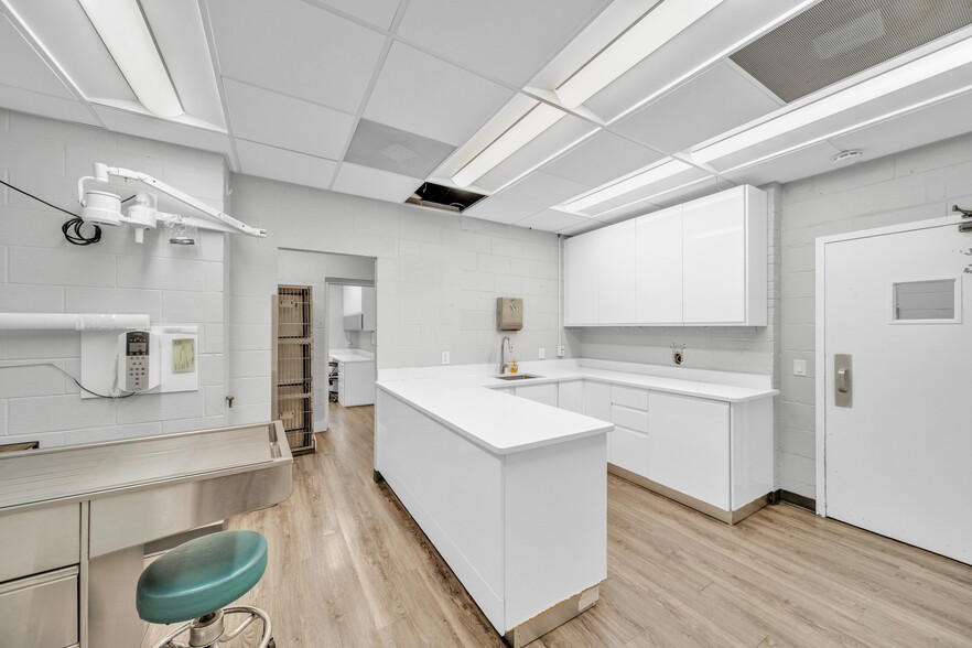 More Photos Of 4000 Burke Station Rd, Fairfax Veterinarian Kennel For Lease