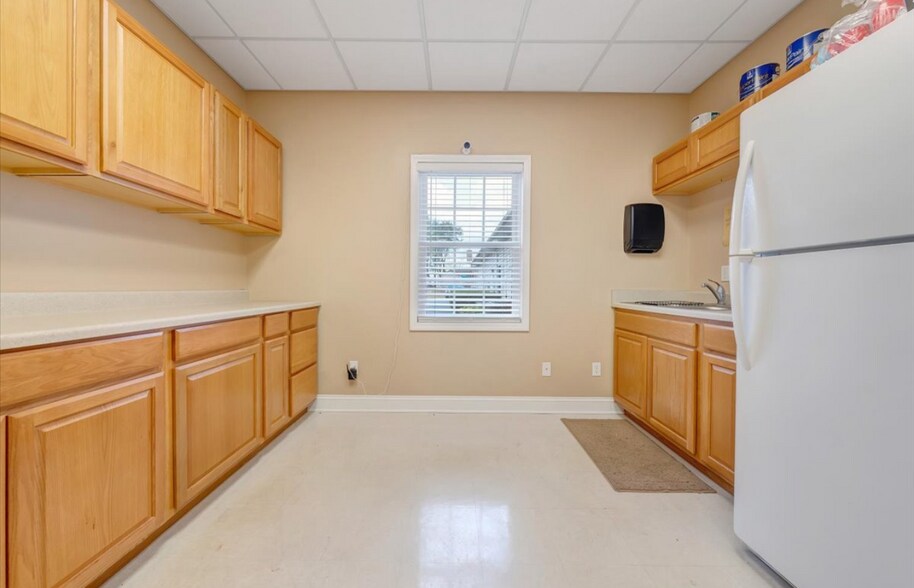 More Photos Of 1101-1109 Electric Rd, Salem Medical For Lease