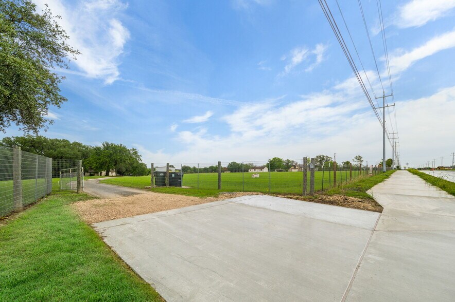 More Photos Of 8210 E FM 1518 N, Schertz Industrial For Sale