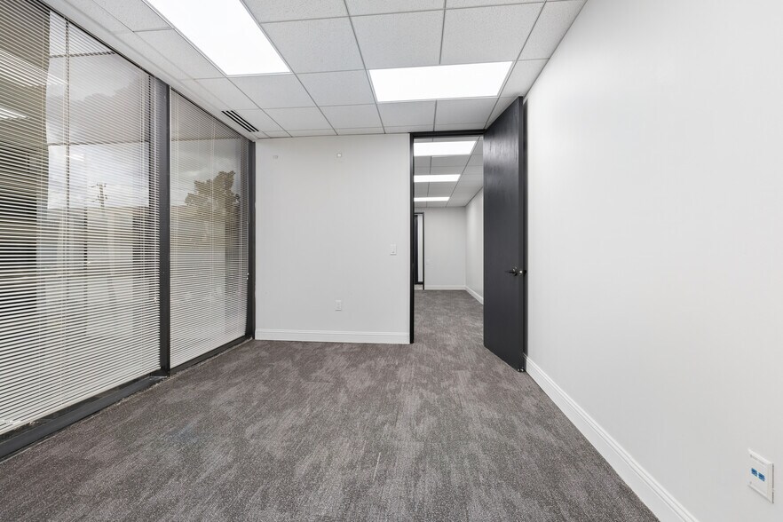 More Photos Of 17 S Briar Hollow Ln, Houston Office Residential For Lease