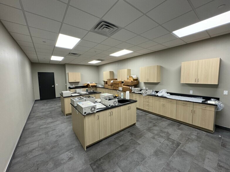 More Photos Of 100 E Kelso Rd, Kaukauna Manufacturing For Lease