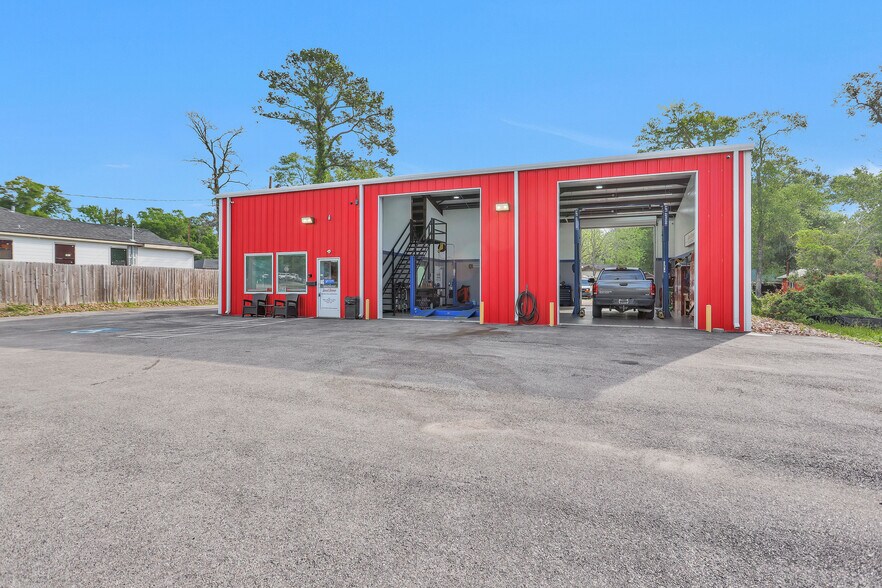 More Photos Of 1308 N Frazier St, Conroe Service For Sale