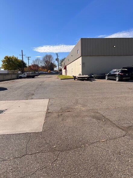 More Photos Of 43555 Utica Rd, Sterling Heights Warehouse For Lease