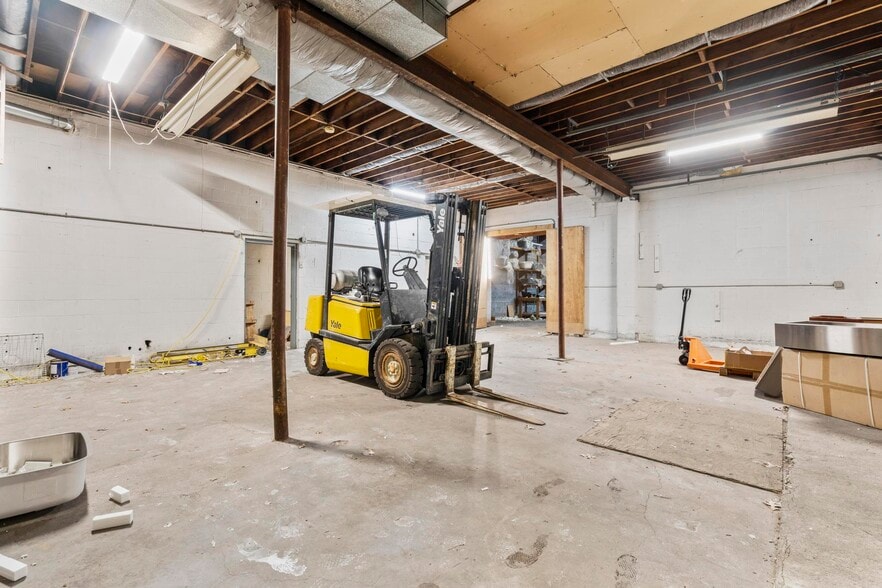 More Photos Of 62 Newton Ave, Plainville Auto Repair For Lease