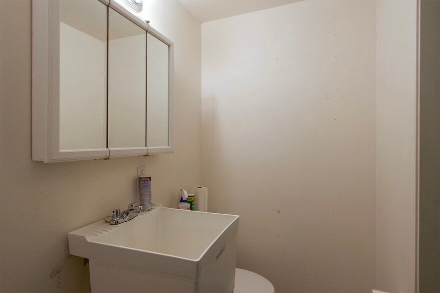 More Photos Of 191 Airport Rd, Port Townsend Airplane Hangar For Sale