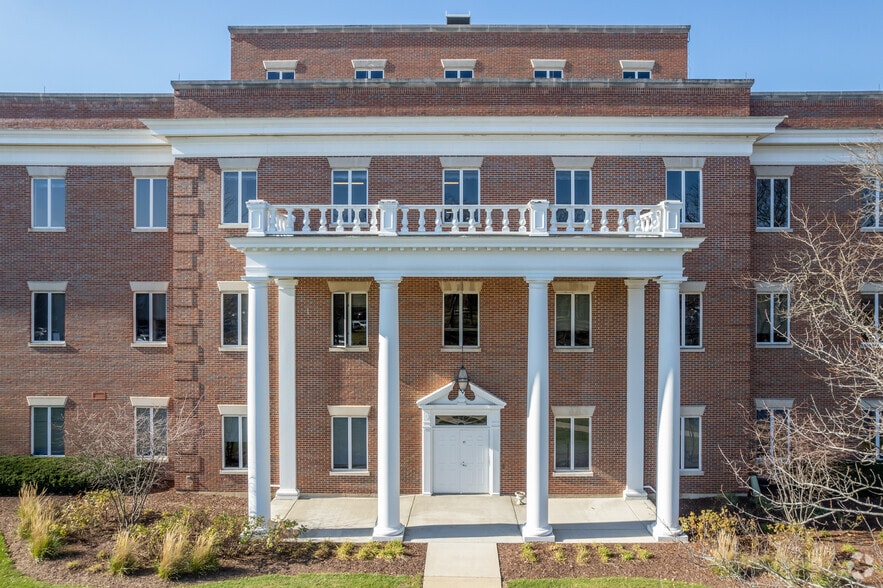 More Photos Of 911 N Elm St, Hinsdale Medical For Lease
