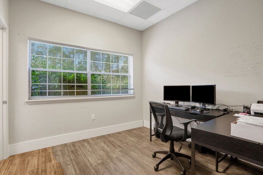 More Photos Of 1540 Business Center Dr, Orange Park Office For Lease