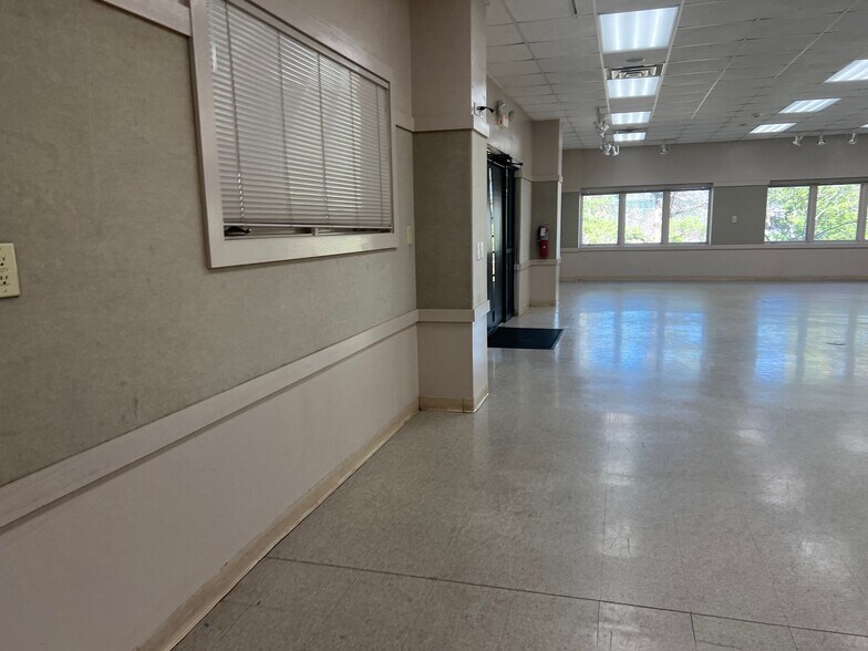 More Photos Of 374 Industrial Park Dr, Boone Showroom For Lease