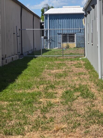 More Photos Of 11118 S Cleveland Ave, Fort Myers Warehouse For Lease