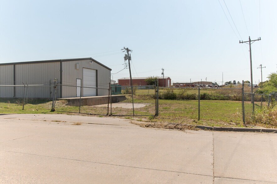 More Photos Of 3600 Valley Park Dr, El Reno Light Distribution For Lease