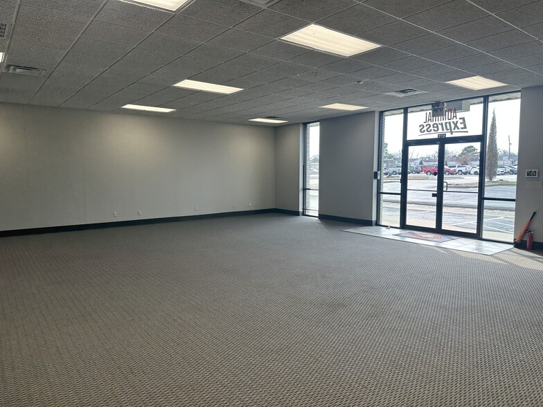 More Photos Of 1827 N Yellowood Ave, Broken Arrow Light Distribution For Lease